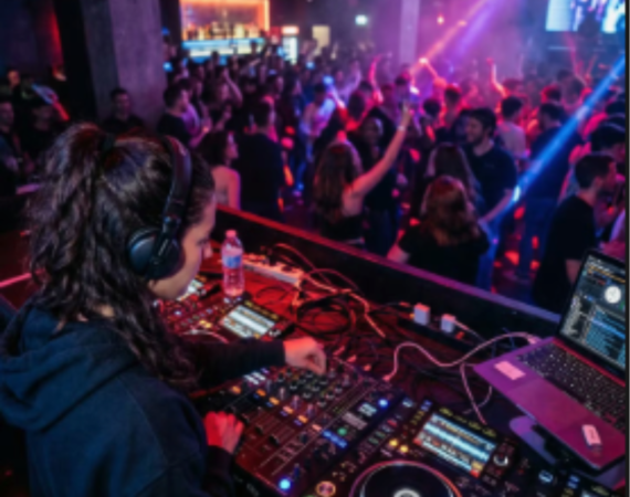 Professional DJ setup with CDJs and a laptop showing a curated House music playlist - Fabbri DJ.